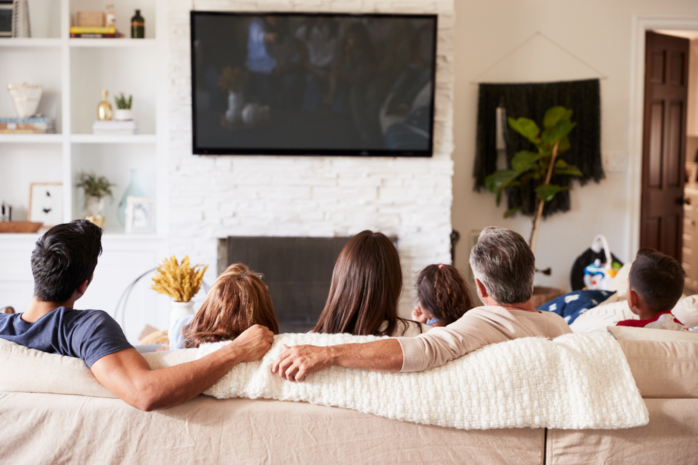 TV suspendue fixée dans un mur du salon