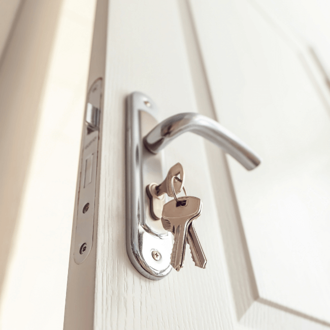 Zoom sur une serrure et un cylindre dans une porte en bois