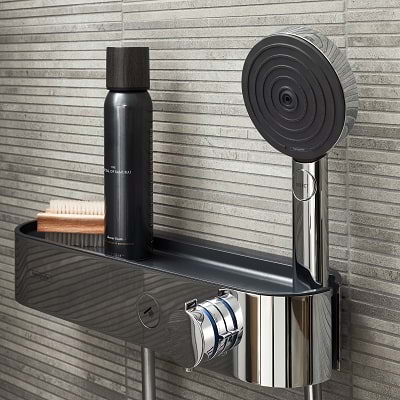 Un pommeau de douche chromé hansgrohe