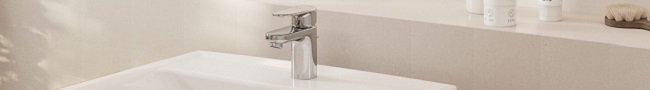 Un mitigeur hansgrohe sur un lavabo blanc