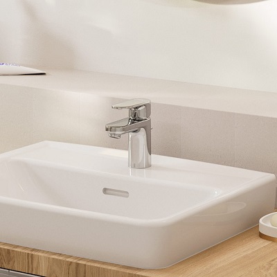 Un mitigeur hansgrohe sur un lavabo blanc