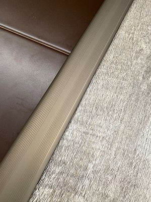 Barre de seuil universelle aluminium titanium striée 3,7 x 83 cm GERFLOR