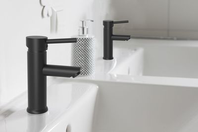 Mitigeur de lavabo bec bas noir Déco ESSEBAGNO