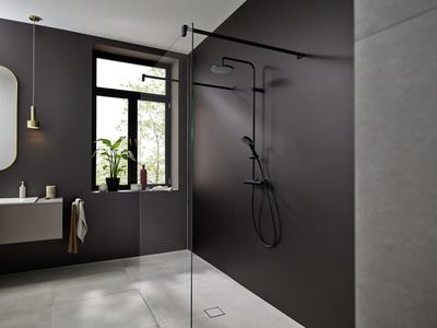 Colonne de douche ronde avec mitigeur thermostatique noire Vernis Blend 200 HANSGROHE