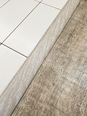 Barre de seuil universelle coloris cérusé blanc 3,7 x 83 cm GERFLOR