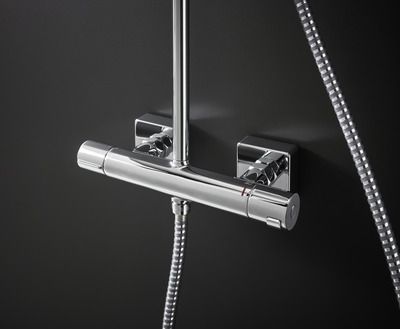 Colonne de douche carrée avec mitigeur thermostatique chromée Vernis Shape 230 HANSGROHE