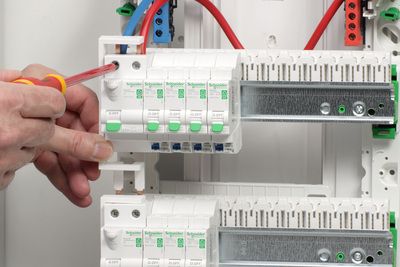 Peigne pour tableau électrique vertical pour interrupteur différentiel 25A à 63A embrochable - Resi9 XE SCHNEIDER ELECTRIC