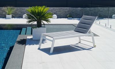 Bain de soleil Hibiscus grande largeur aluminium blanc et textilène gris