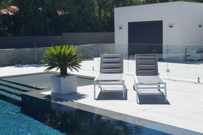 Bain de soleil Hibiscus grande largeur aluminium blanc et textilène gris