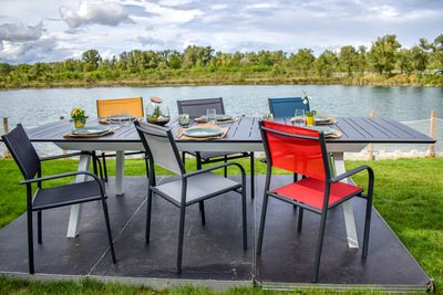 Table de jardin Perce-neige en aluminium gris et blanc 216 à 297 x 100 cm