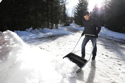 Traineau à neige polymère bord aluminium avec guidon métal 45 litres LEBORGNE