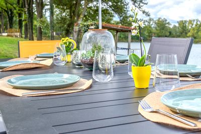 Table de jardin Perce-neige en aluminium gris et blanc 216 à 297 x 100 cm